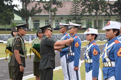 GUBERNUR AKMIL MENERIMA LAPORAN KENAIKAN TINGKAT DAN PANGKAT TARUNA/TARUNI AKMIL | Akademi Militer