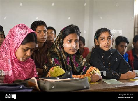 Bangladesh women hi-res stock photography and images - Alamy