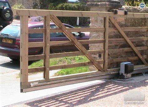 Diy Sliding Wood Fence Gate - WoodWorking Projects & Plans | Holzzaun tore, Tor design, Bauernhoftor