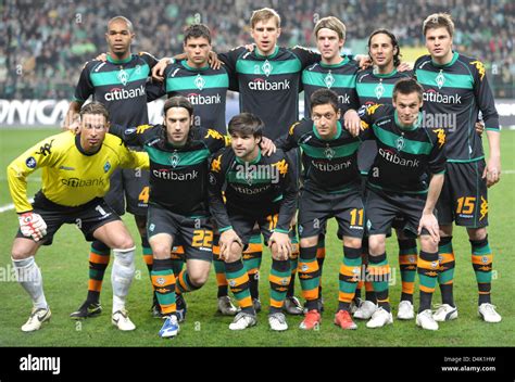 Werder Bremen players pose prior to the UEFA Cup last sixteen return ...