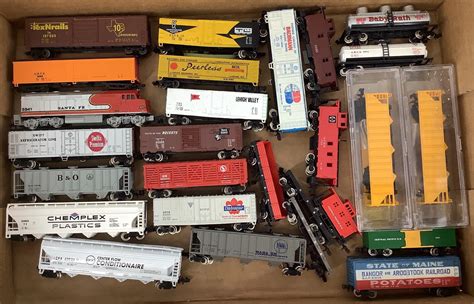 Lot - Twenty-one N scale freight cars and 1 Santa Fe engine.