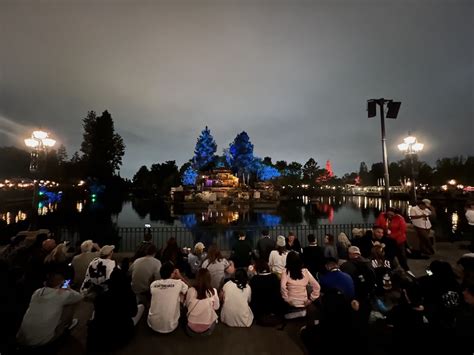 Disneyland Fantasmic! 2024 - Viewing Areas Map, Times, Dining Packages