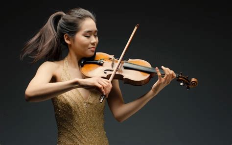 Violinist Esther Yoo thrills with the Philharmonia