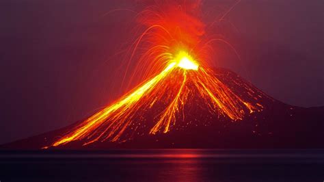 Espectacular erupción nocturna del volcán indonesio Anak Krakatoa