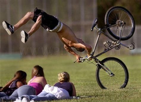 Dangerous Stunts Gone Wrong | Perfectly timed photos, Funny pictures ...