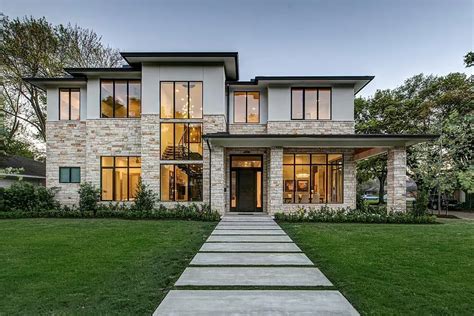 Extraordinary Houston Home Seamlessly Combines Modern