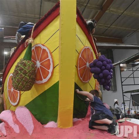 Photo: Volunteers Prepare Floats for the Rose Parade in Pasadena ...