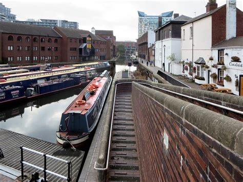 √ Worcester And Birmingham Canal