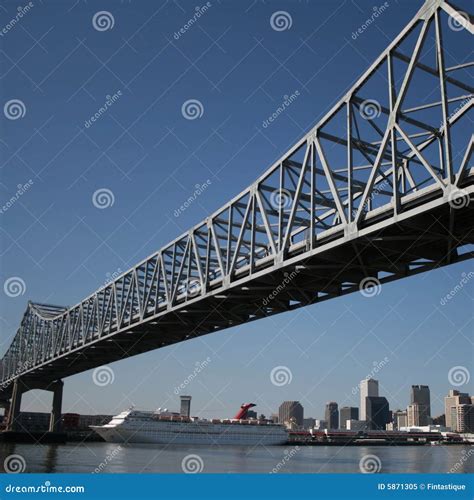 Bridge with New Orleans Skyline Stock Image - Image of skyline, architecture: 5871305