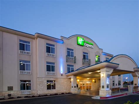 Holiday Inn Express & Suites Bastrop | Bastrop, TX 78602