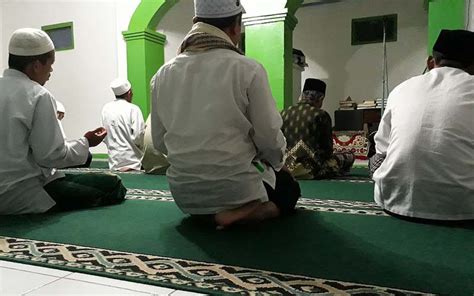 Orang Sedang Berdoa Di Masjid - Kumpulan Doa