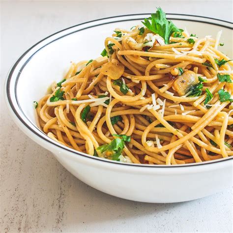 Spaghetti Aglio E Olio (Garlic and Oil Pasta) - Spice Up The Curry