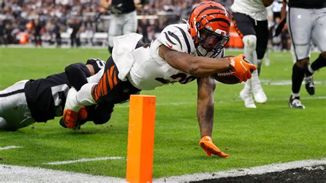 Cincinnati Bengals running back Joe Mixon lunges at pylon for a diving ...