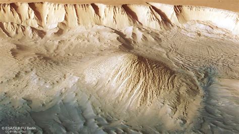 See the Solar System's Biggest Canyon Up Close: Mesmerizing Mars Photos ...