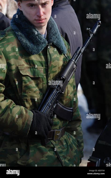 The Russian soldier with the automatic gun AK-47 Stock Photo - Alamy