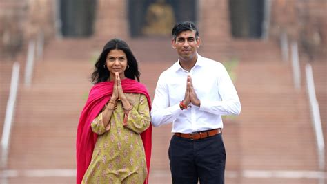 Rishi Sunak, Wife Akshata Murthy Visit Akhshardham Temple In Delhi To ...