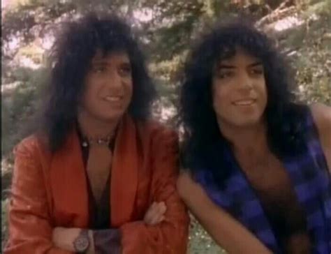 A very cute, young Paul Stanley and Gene Simmons. | Gene simmons, Best kisses, Paul stanley