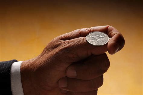 Lanzar Una Moneda Al Aire - Banco de fotos e imágenes de stock - iStock