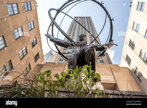 Sculpture of Atlas in front of the Rockefeller Center in Manhattan, New York Stock Photo - Alamy