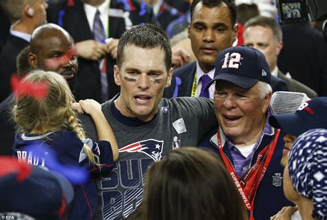 Tom Brady poses with entire family after Super Bowl win | Daily Mail Online