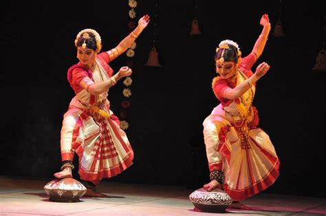 Gaudiya Nritya dancers