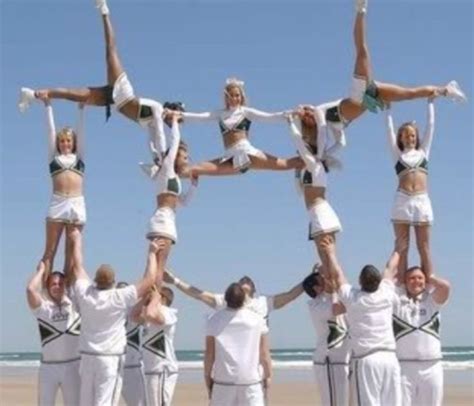 Wow! Awesome cheerleader lift!! | Cheer stunts