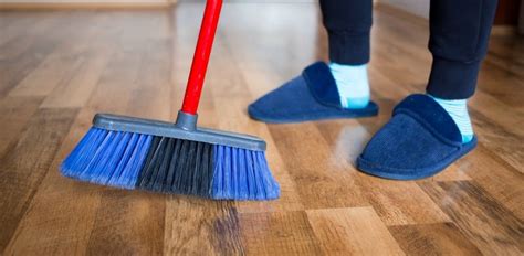 6 Techniques for How to Mop a Floor Correctly - Toronto