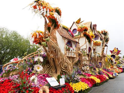 U.S. Bank S 2011 Rose Bowl Parade Float Editorial Stock Photo - Image ...