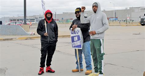 UAW strike: Ford to gradually resume production after tentative deal | Automotive News