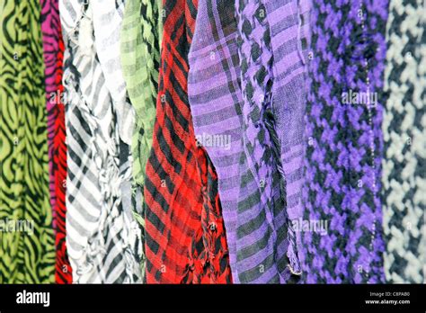 Keffiyeh scarves hi-res stock photography and images - Alamy