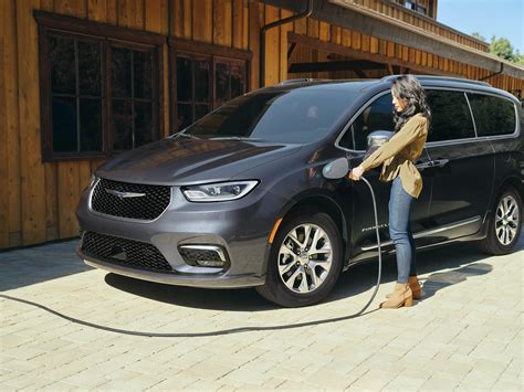 2022 Chrysler Pacifica Hybrid Review Medford MA | Grava CDJR