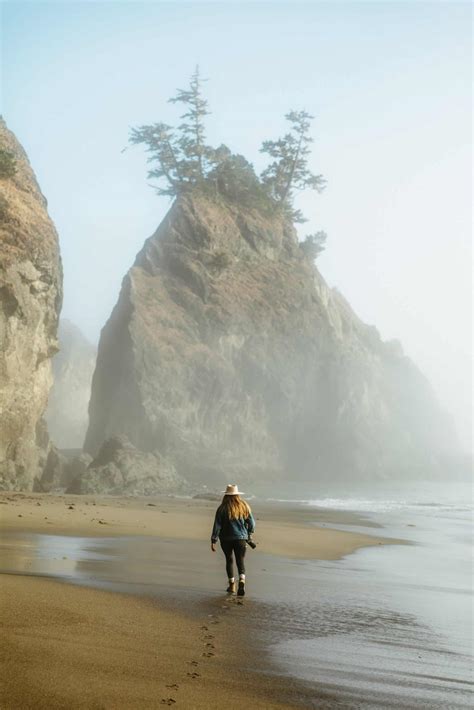 How To Reach Secret Beach In Oregon (Dreamy Oregon Coast Spot!) - The Mandagies