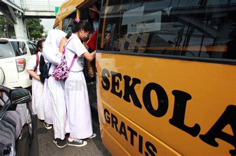 FOTO: Hari Pertama Sekolah, Bus Sekolah Gratis Telah Beroperasi