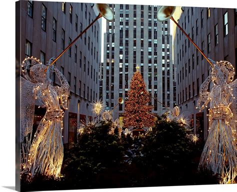 US, New York City, Manhattan, Rockefeller Center, Christmas tree Wall ...