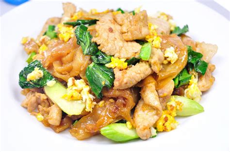 Thai Food Recipes: STIR FRIED RIBBON NOODLES WITH PORK