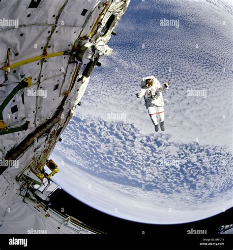 NASA astronaut on untethered space walk from Space Shuttle Stock Photo: 26769577 - Alamy