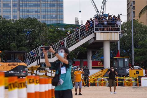 LOOK: Manila Bay’s white sand baywalk temporarily opens to the public | ABS-CBN News