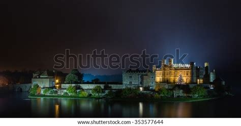 4 Warwick Castle Christmas Tree Images, Stock Photos & Vectors ...