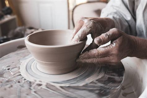 "From Clay to Masterpiece: Mastering the Pottery Wheel" - nuviamayorga