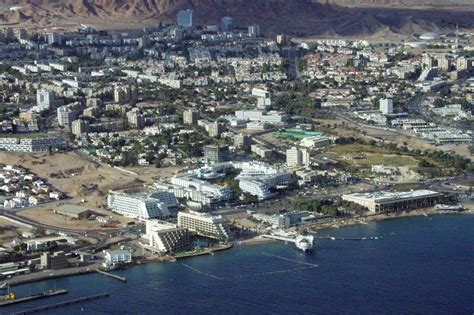 Luftbild Eilat - Küste und Stadtansicht mit Hotels im Stadtgebiet der Touristenstadt Eilat in ...