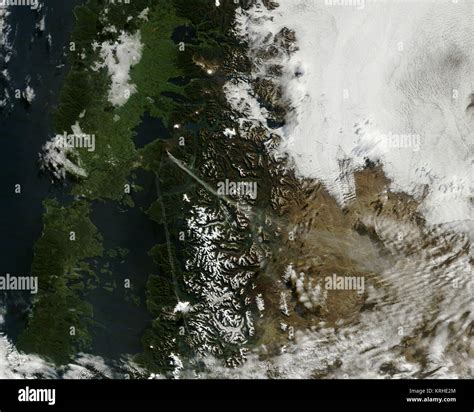 Calbuco volcano eruption 2015-05-07 1435Z Stock Photo - Alamy