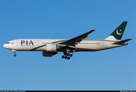 AP-BGL PIA Pakistan International Airlines Boeing 777-240ER Photo by ...