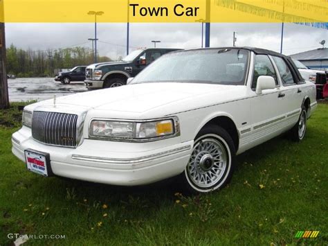 1996 Performance White Lincoln Town Car Signature #29097351 | GTCarLot.com - Car Color Galleries