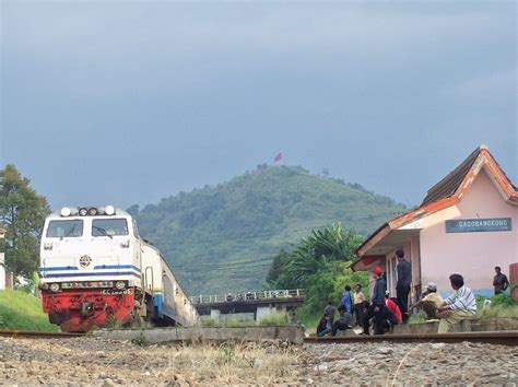 argo parahyangan ( Stasiun gadobangkong ) | bimasawunggalih | Flickr