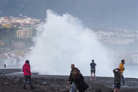 Two of the Canary Islands facing wave-related risks