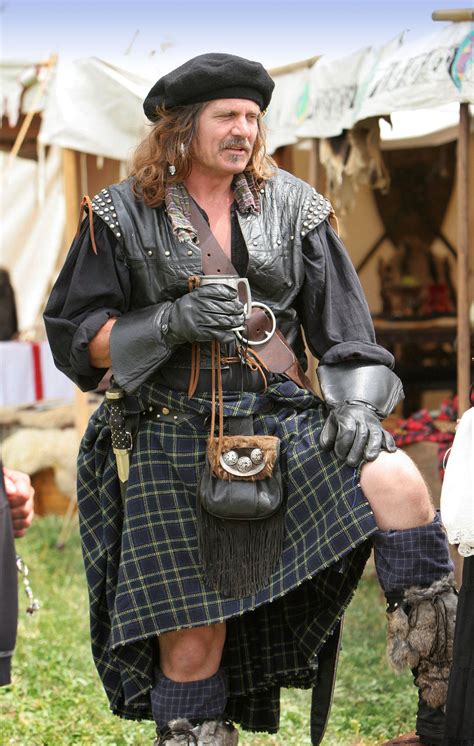 File:Highlander-kilt.jpg - Wikipedia