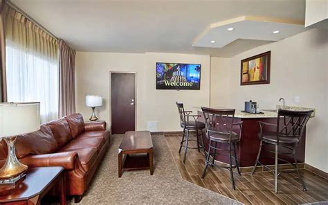 Four Queens Rooms & Suites | Photos & Info | Las Vegas Hotels