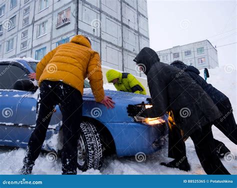 People Pushing Out Snowdrift Car Stuck Snow Stock Photos - Free ...