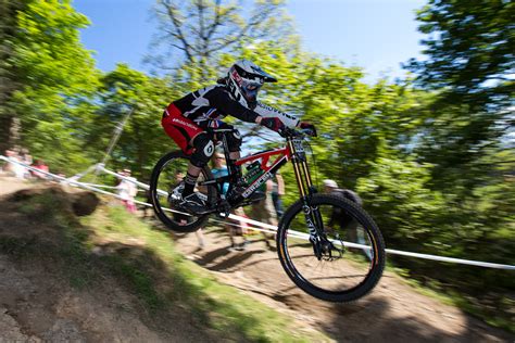 In pictures: Innerleithen downhill mountain biking - BBC News