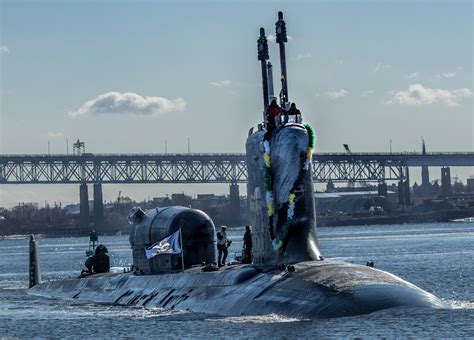 USS North Dakota returning to Naval Submarine Base New London, Groton ...